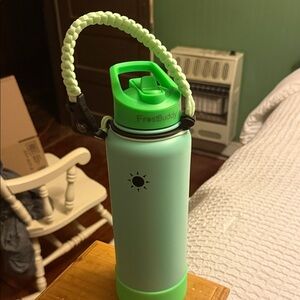 FrostBuddy Green Glow 40 oz Water Bottle with Paracord Handle